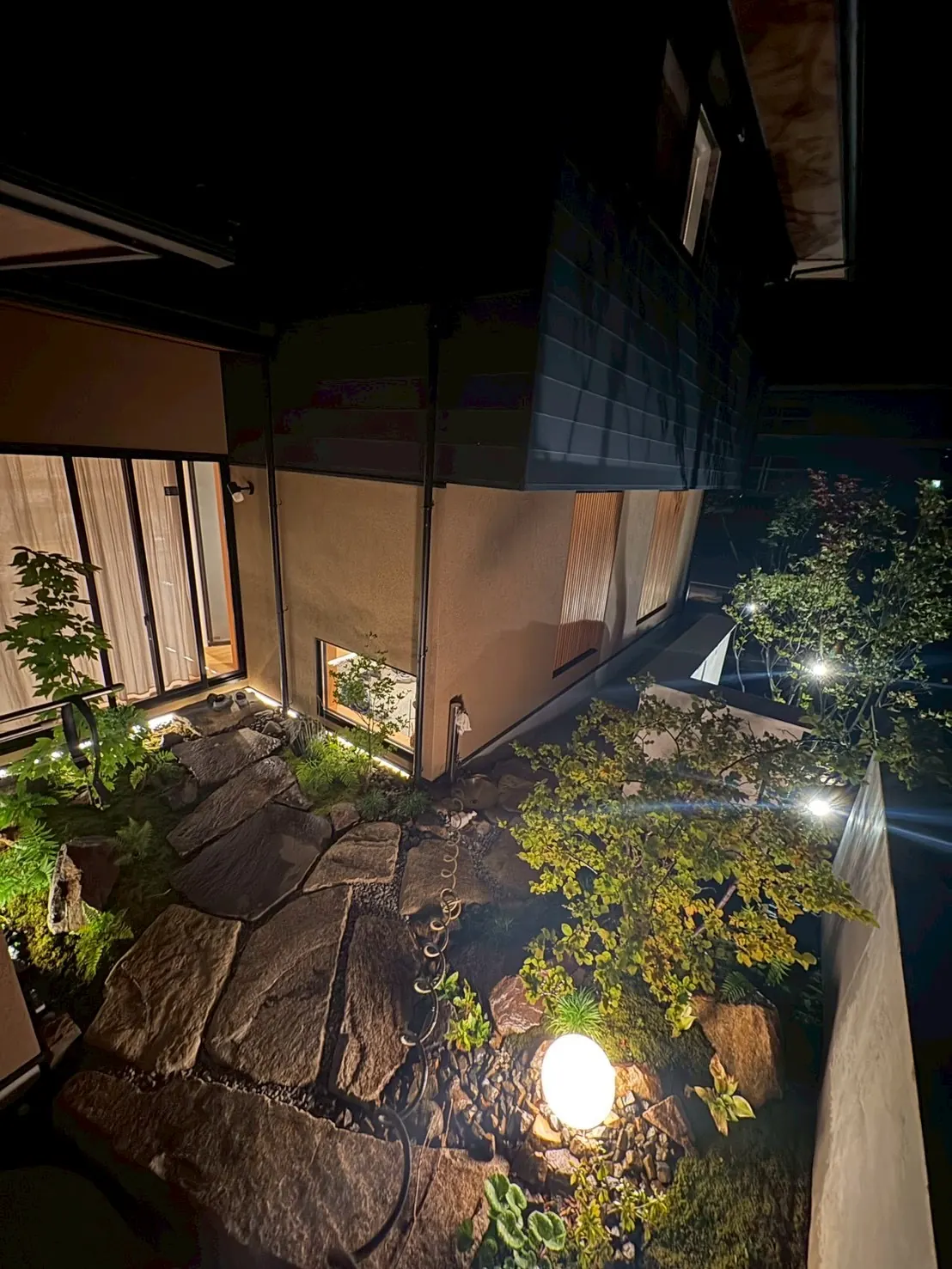 中庭を見下ろす夜景