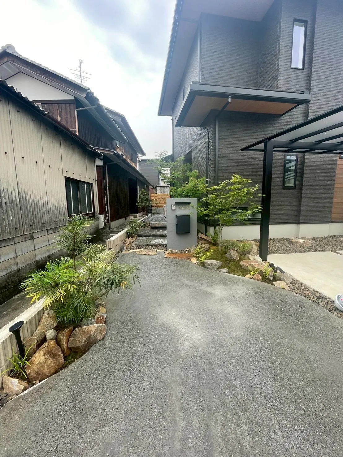 塗り壁と紅葉のライトアップ