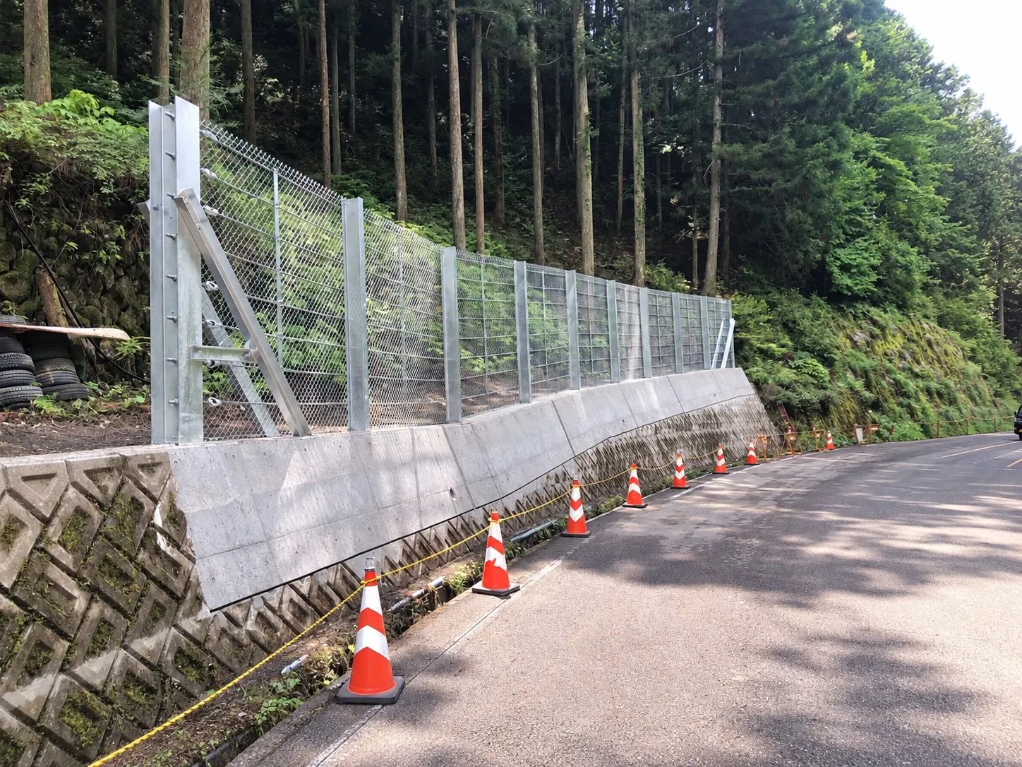 落石防止柵と擁壁の完成写真