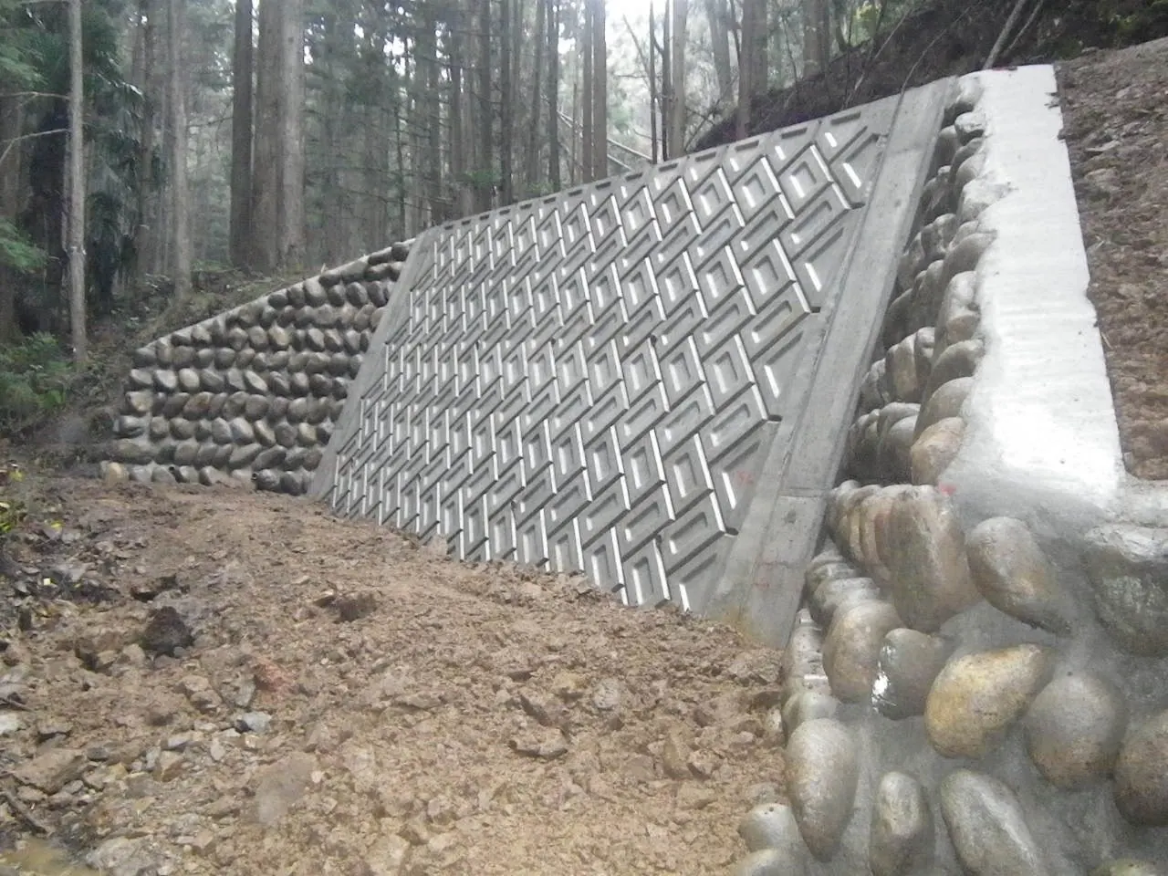 玉石で小口を止めたブロック積み擁壁